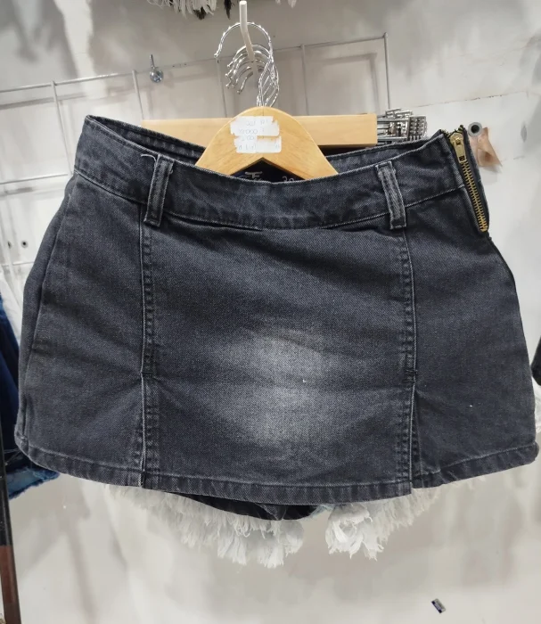 Shorts Pollera con Cierre de Costado Gris Oscuro