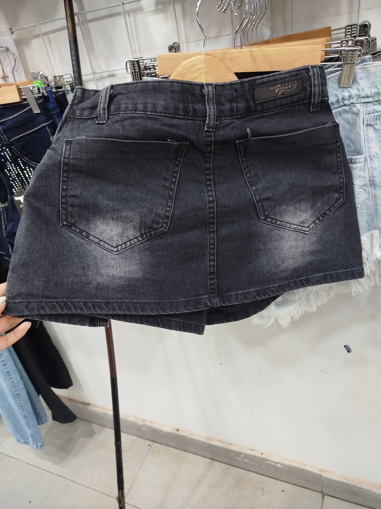 Shorts Pollera con Cierre de Costado Gris Oscuro - Imagen 2
