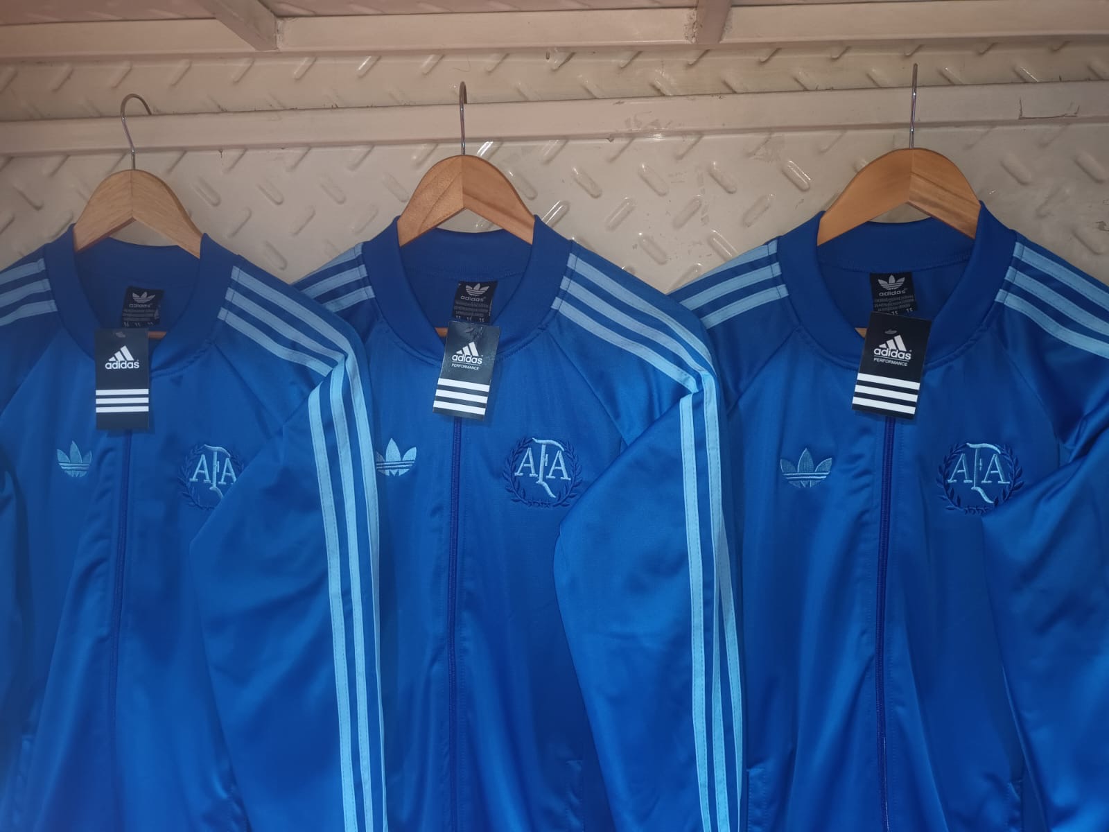 Campera Deportiva - 65979ff8-167e-4f24-839c-e2072d45ec2c.jpeg