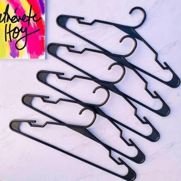 Perchas Negras de Plástico