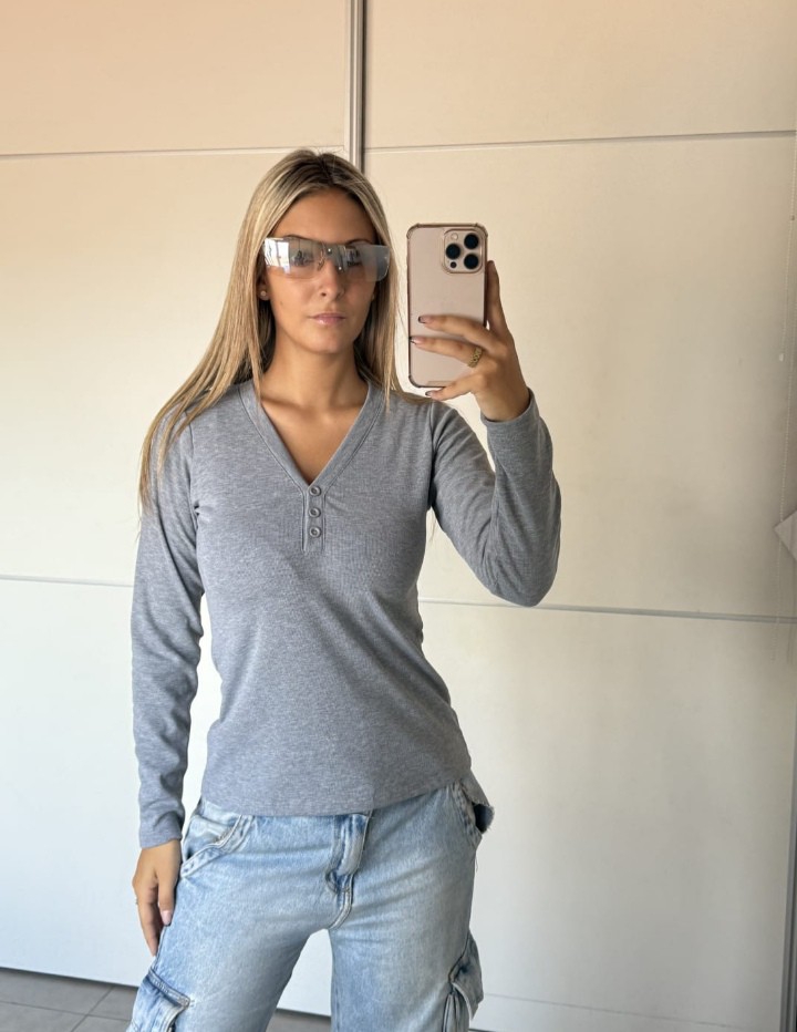 Camiseta con Botón - Imagen 2