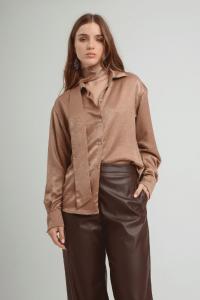 Camisa de Satén con Hombros Caídos, Lazo Accesorio y Puños con Cartera