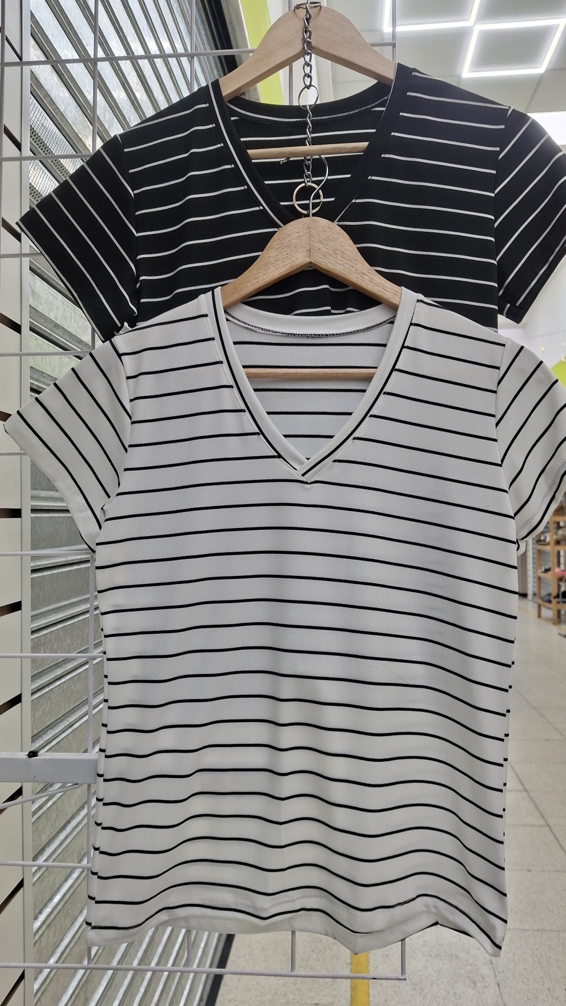 Remera en V Rayada X Talles - Modal Hilo Color - Imagen 3