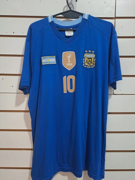 La Camiseta de Messi  -  Algodón, Escudos Bordados y los Números Serigrafiados