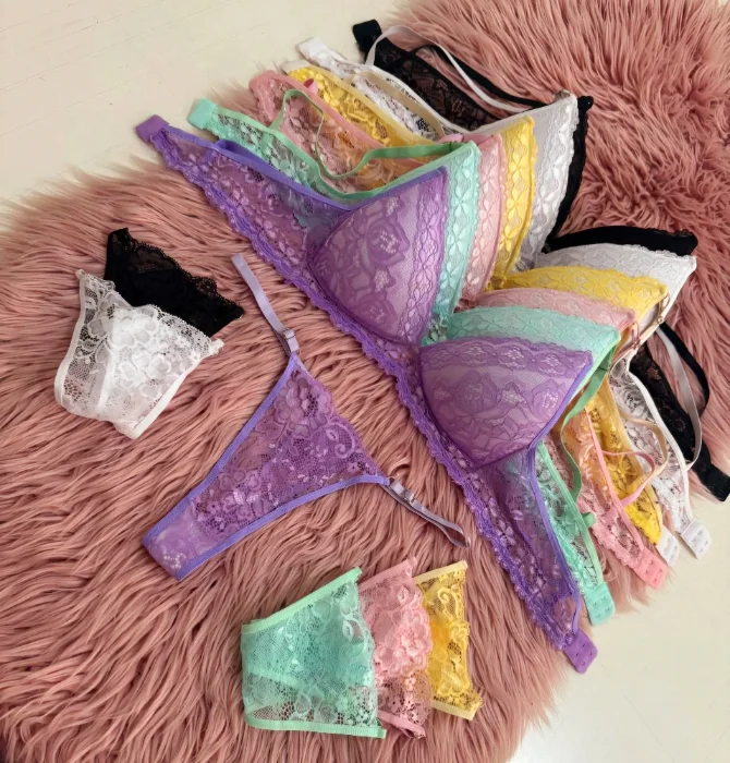 Triángulo  con Faja de Encaje Pastel