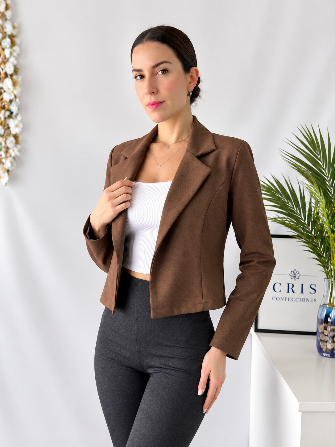 Blazer Corto - Retrato%20editorial%20con%20blazer%20marr%C3%B3n%20y%20flores.png