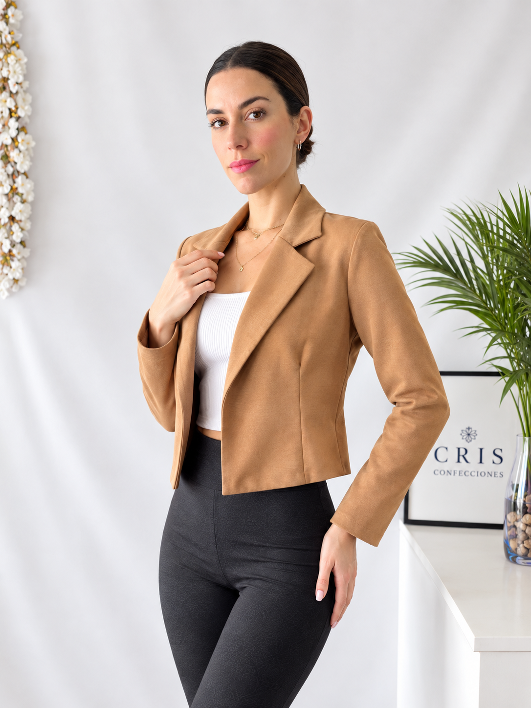 Blazer Corto - Retrato%20editorial%20con%20blazer%20camel%20y%20flores.png