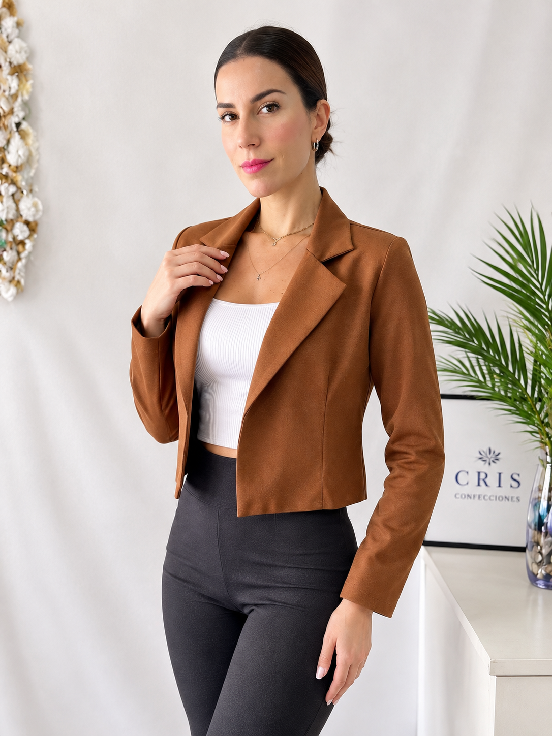 Blazer Corto - Retrato%20de%20moda%20con%20blazer%20y%20flores%20(1).png