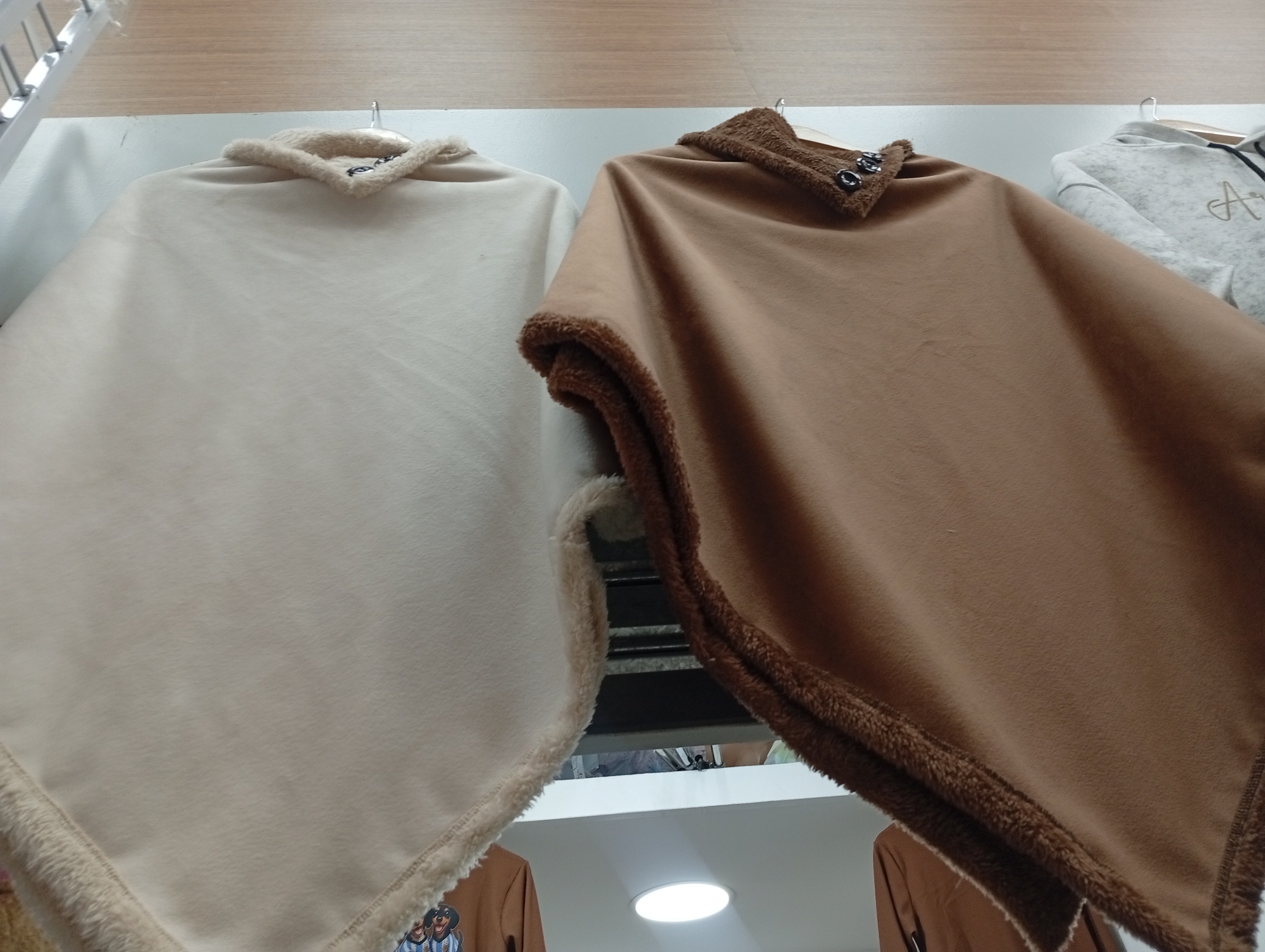 Poncho Polar Soft con Piel Premium - Imagen 3