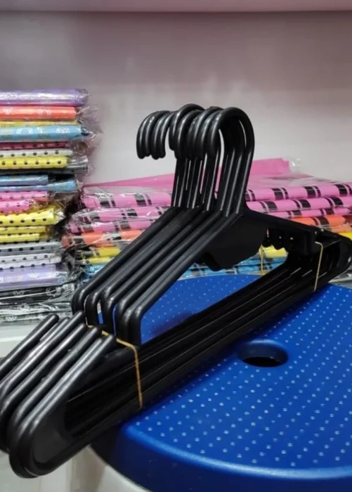 Perchas Plásticas Negras Adulto
