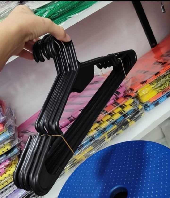 Perchas Plásticas Negras Adulto - Imagen 2