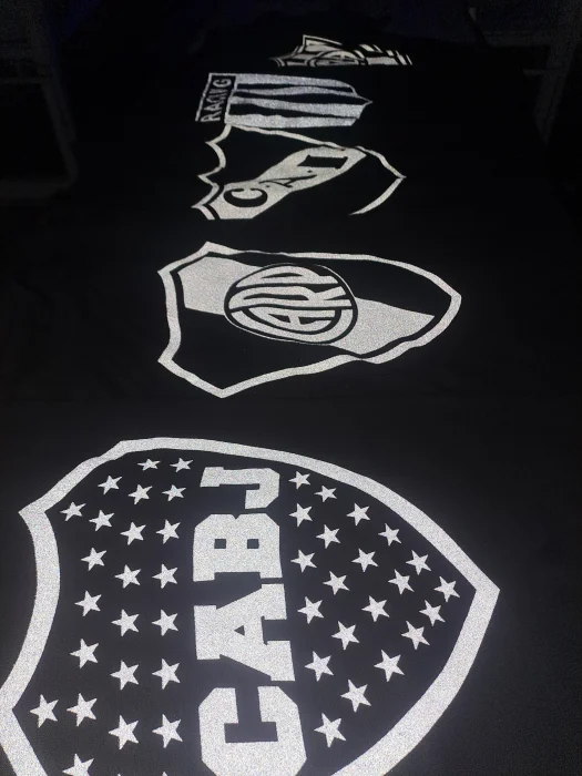 Remeras con Escudos en Pintura Reflex . Boca River San Lorenzo Racing Independiente