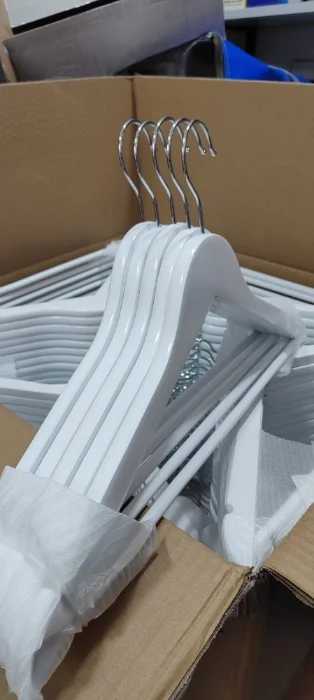 Perchas de Madera Blancas