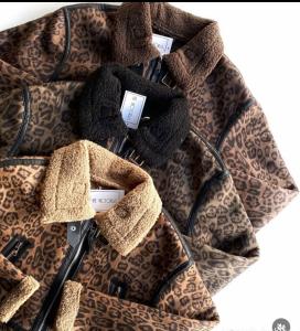 Campera Importado Animal Print con Corderito - Miniatura 3