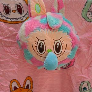 Peluches y Mochilas Labubu  con Manta y Música - Miniatura 6