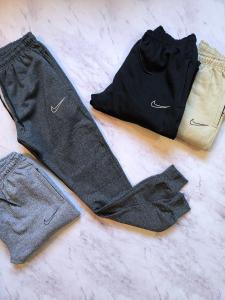 Jogger Nike con Puño