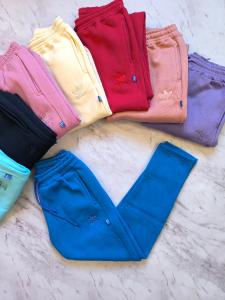 Jogger Adidas Frisado de Mujer