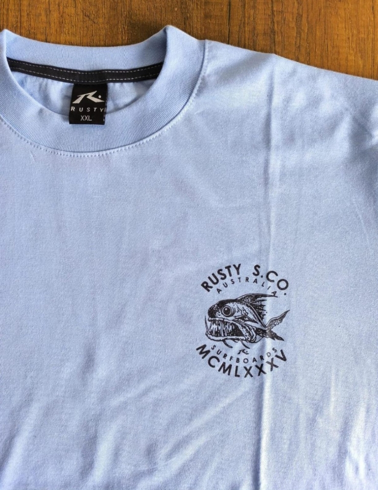 Remera Rusty Doble Estampado - Imagen 2