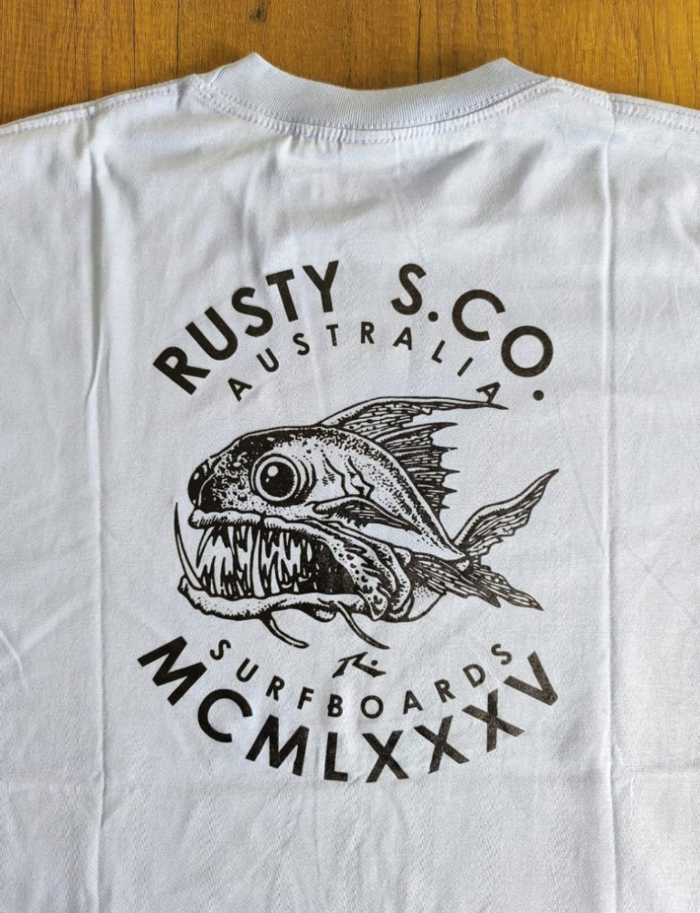 Remera Rusty Doble Estampado - Imagen 3