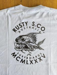 Remera Rusty Doble Estampado - Miniatura 3