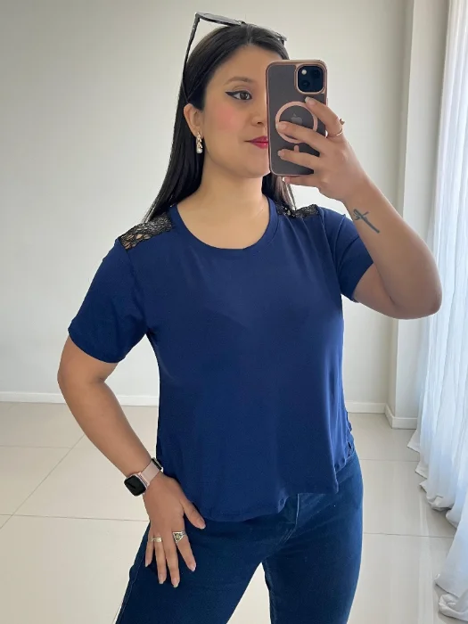 Remera con Encaje en Hombro de Modal Viscosa