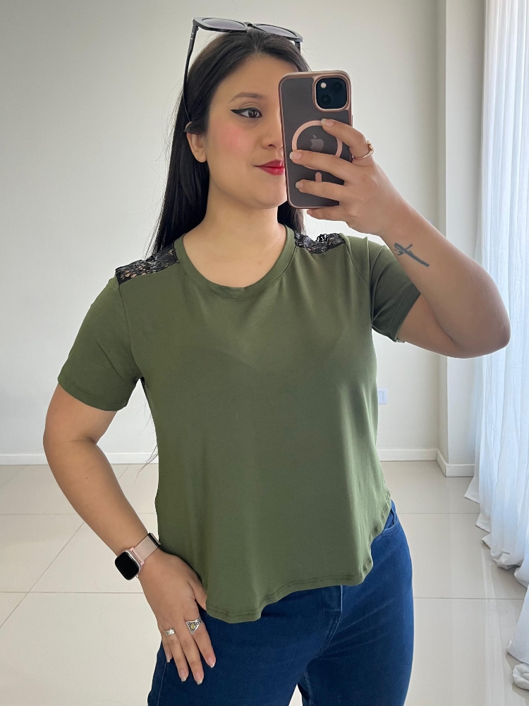 Remera con Encaje en Hombro de Modal Viscosa - Imagen 3