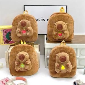 Mochila con Peluche Capibara
