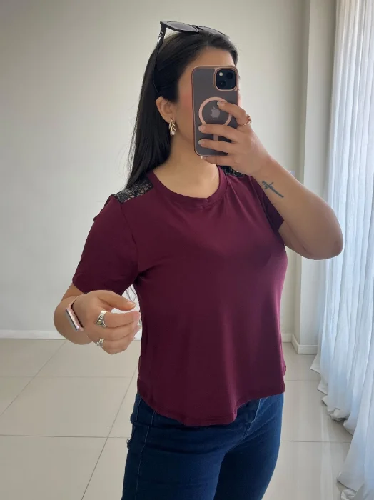 Remera con Encaje en Hombro de Modal
