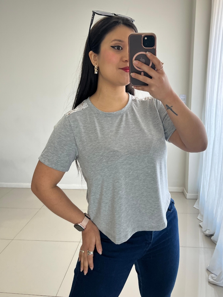 Remera con Encaje en Hombro de Modal - Imagen 2