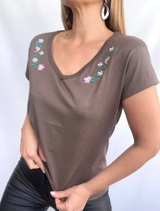 Remera Cuello V Bordado