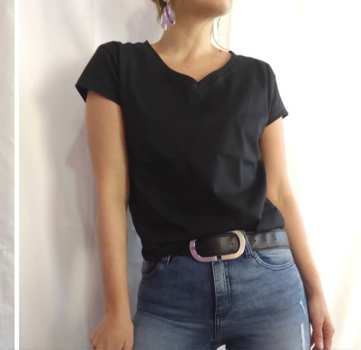 Remera Cuello V  Básica Lisa - Imagen 4