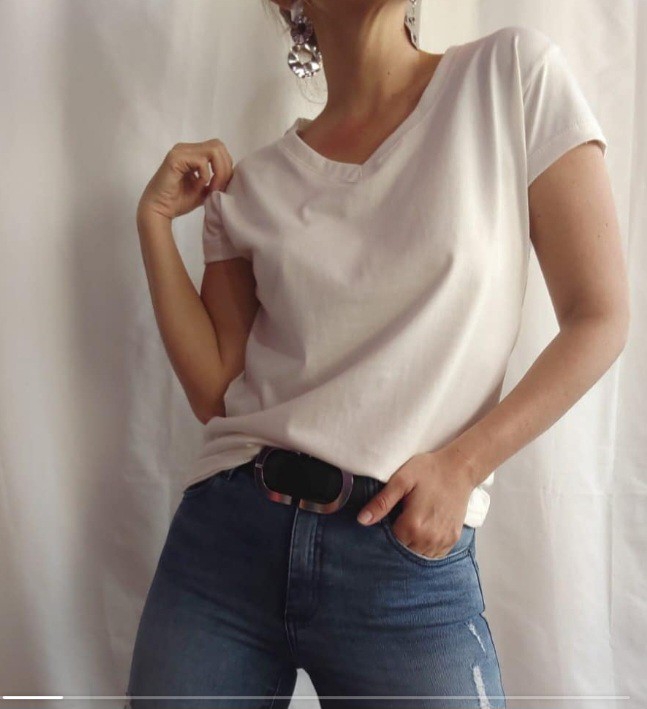 Remera Cuello V  Básica Lisa - Imagen 6