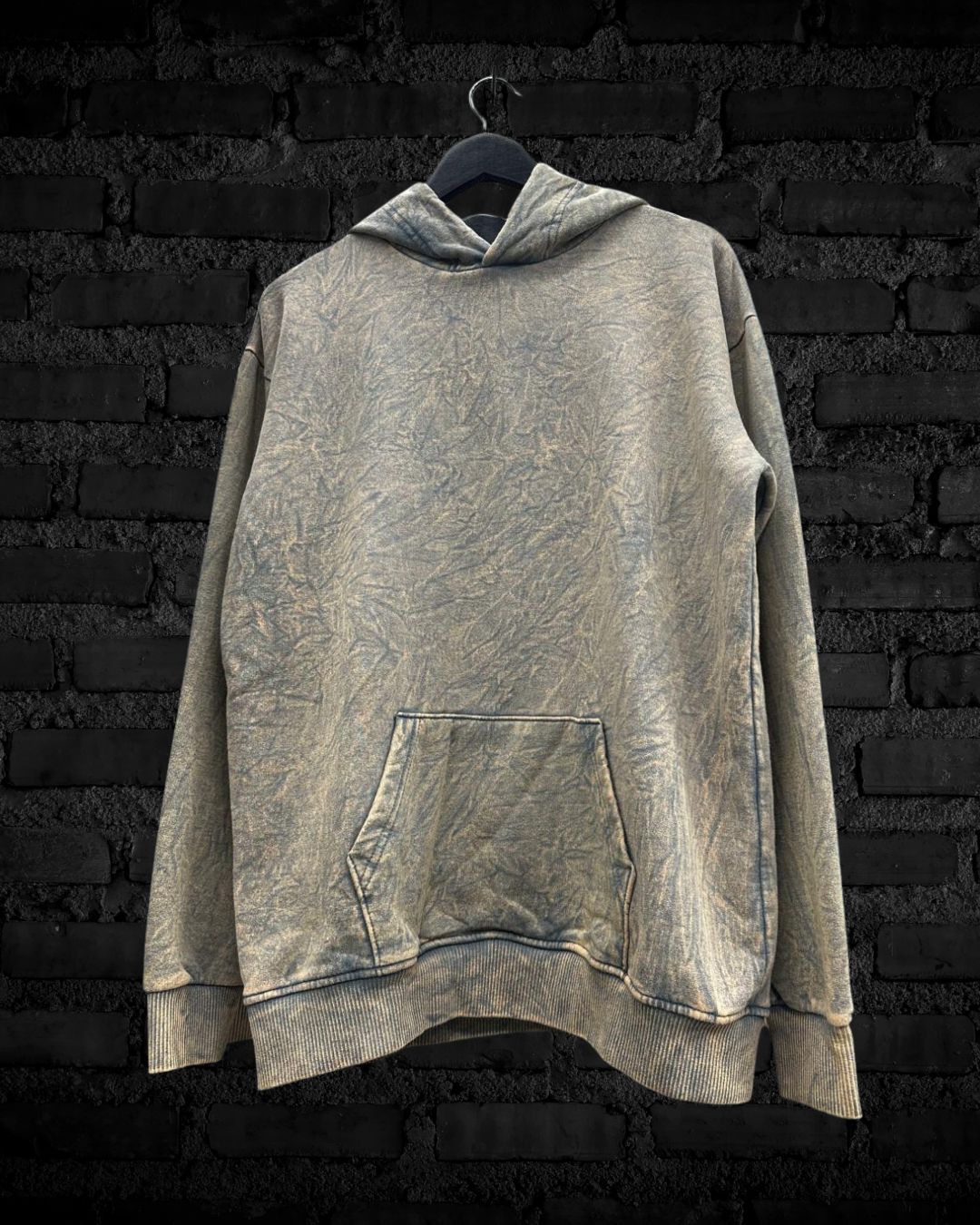 Buzo Oxido - Post%20de%20Instagram%20mockup%20de%20remera%20moderno%20creativo%20oscuro.jpg