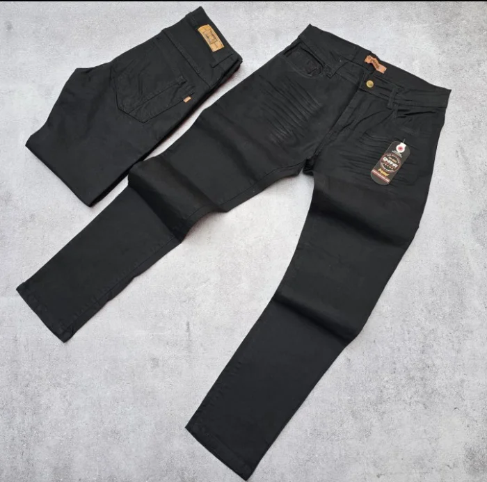Pantalón Modelo Clásico de Hombre . Semi Chupín.