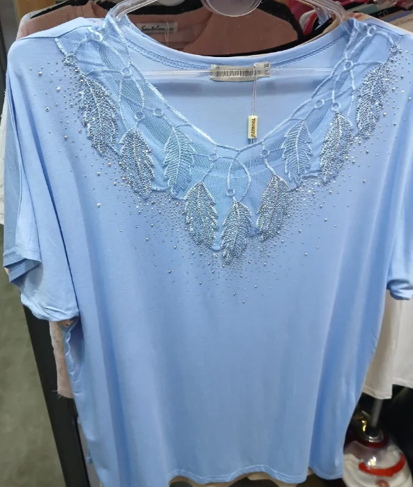 Blusas con Detalles de Plumas