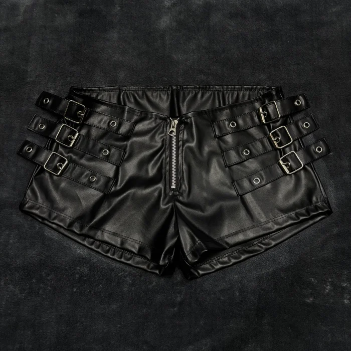 Short Engomado con Hebillas