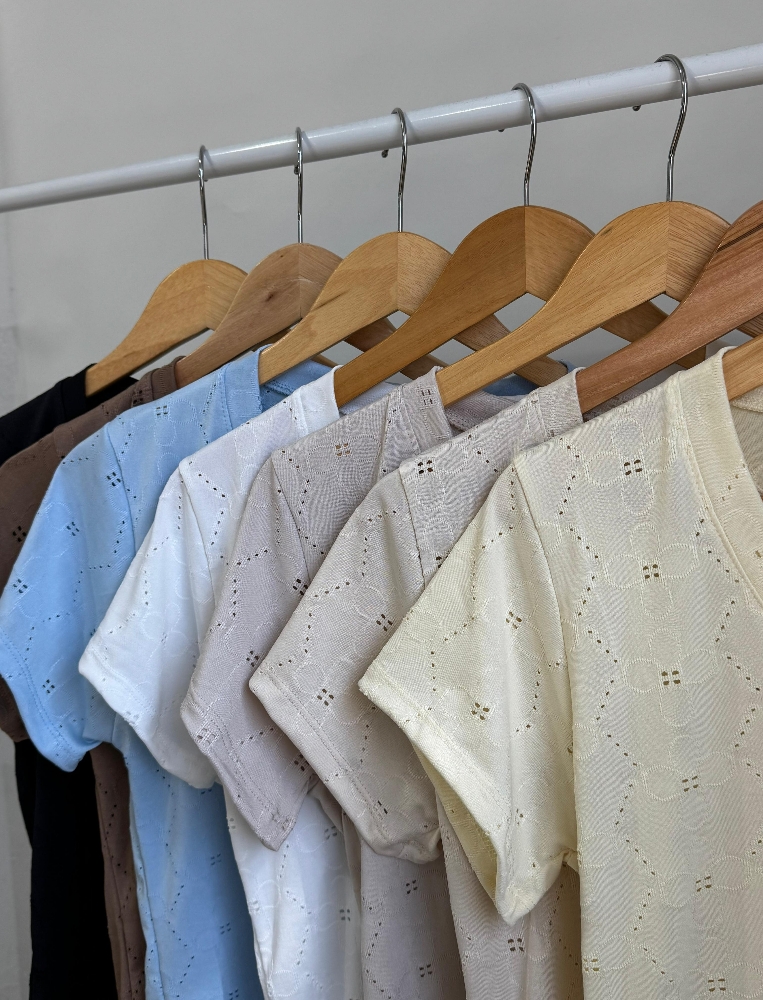 Remera Broderie Cuello V - Imagen 4
