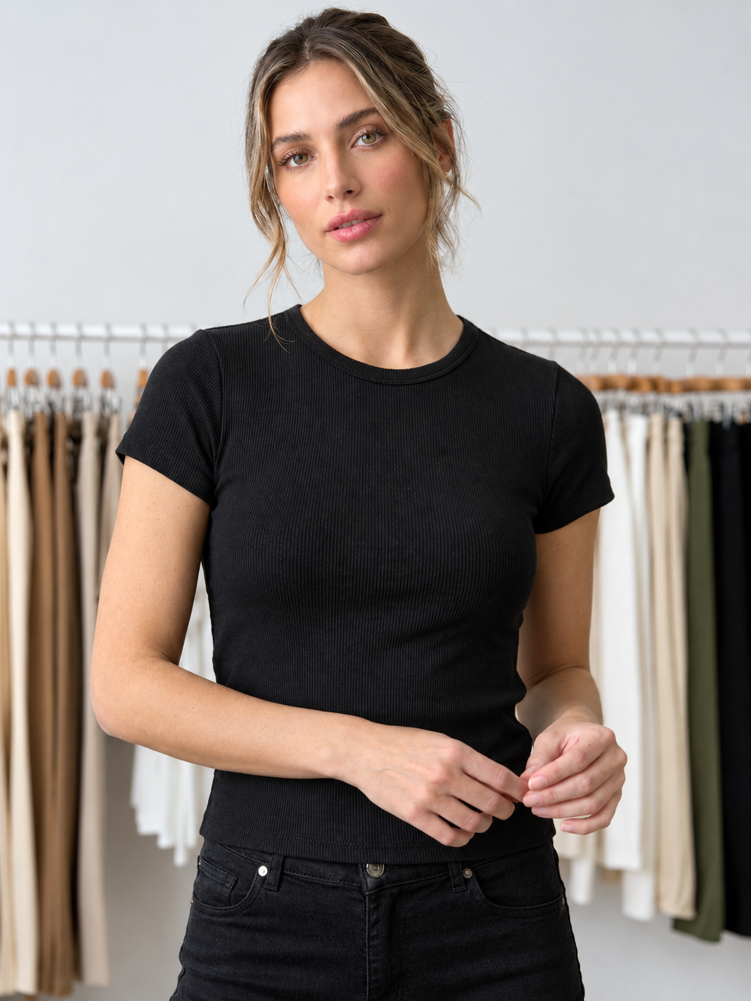Remera Manga Corta Morley Porto Fino - Retrato%20minimalista%20en%20tienda%20de%20ropa.png