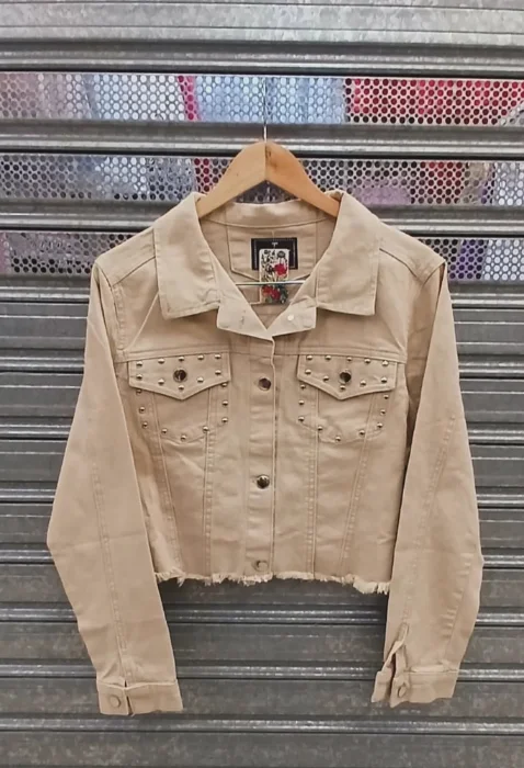 Campera Beige Corta con Tachas