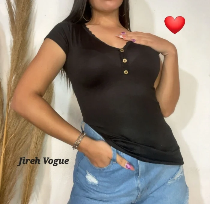 Remera Puntilla Botón
