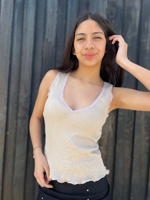 Musculosa en V con Puntilla