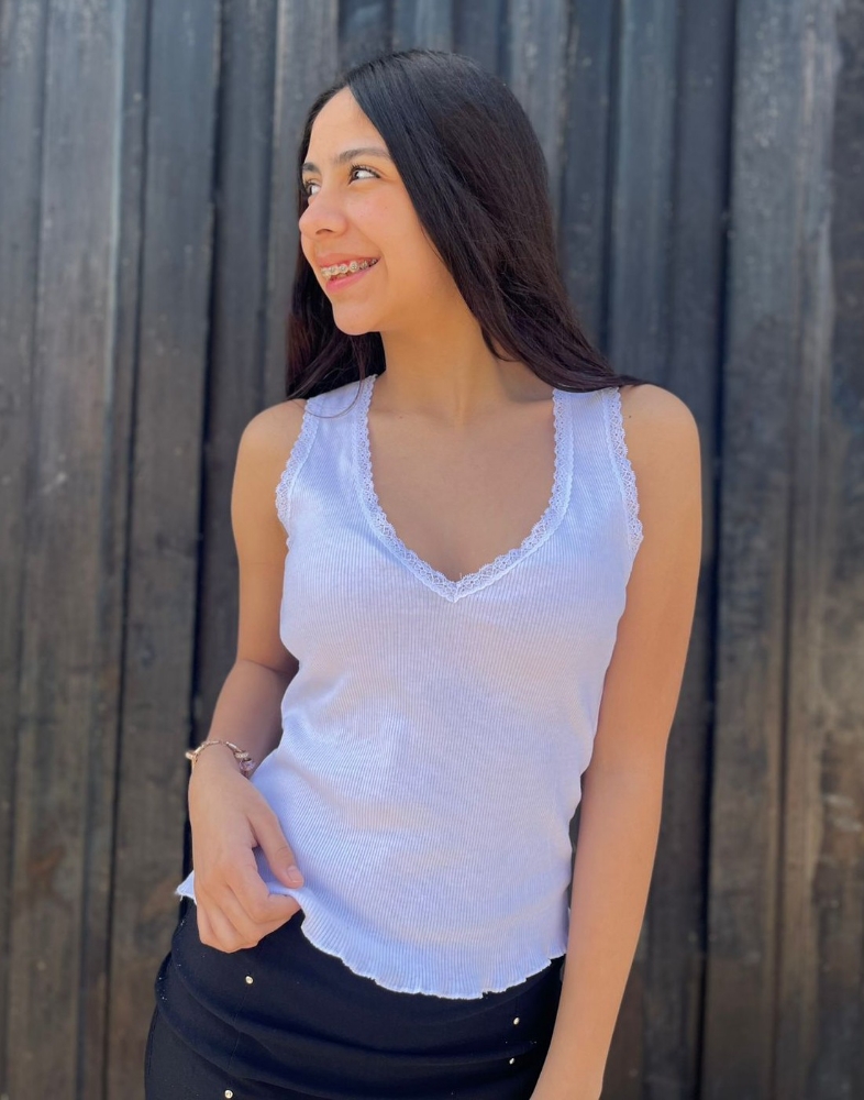 Musculosa en V con Puntilla - Imagen 2