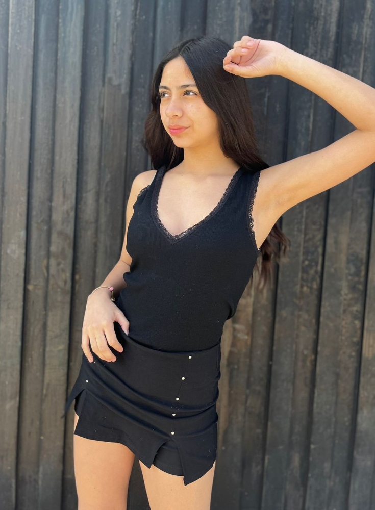 Musculosa en V con Puntilla - Imagen 3