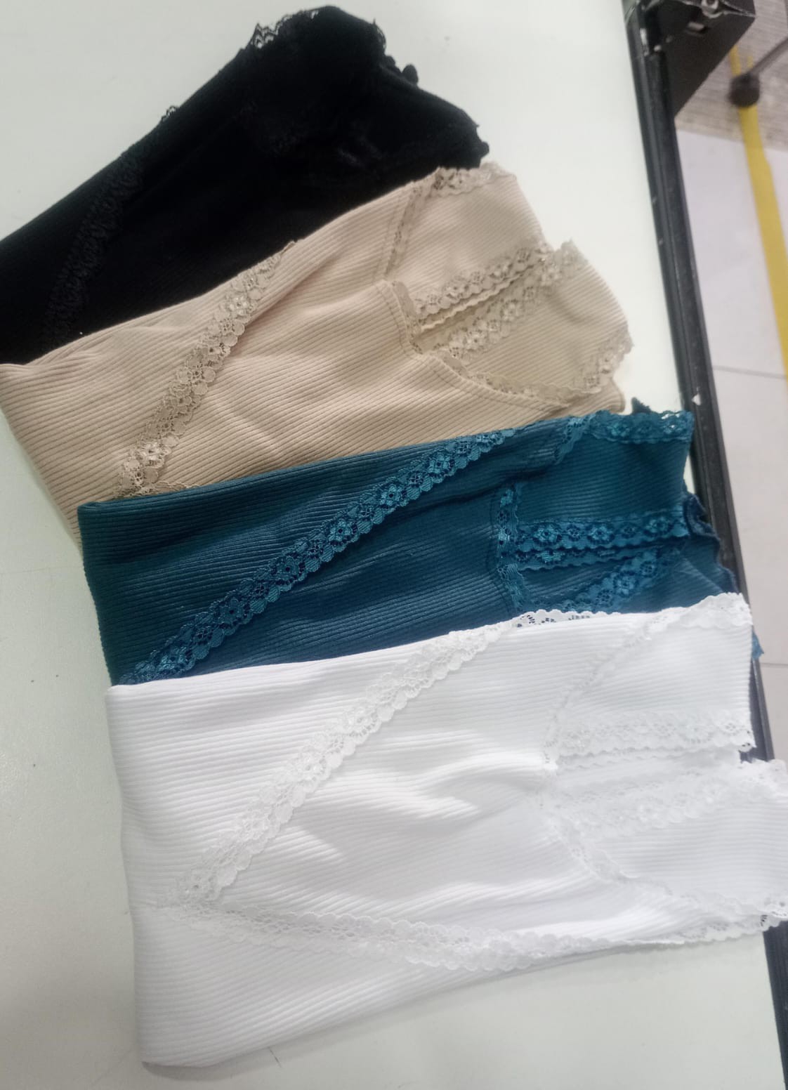 Musculosa en V con Puntilla - Imagen 4