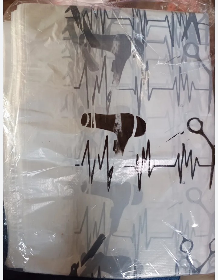 Capas Plásticas Descartables Estampadas  X 50u. Peluquería - Imagen 3