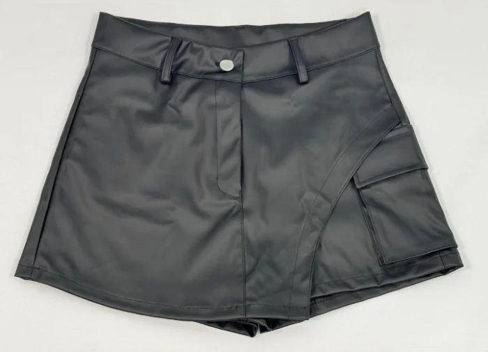 Short Pollera con Bolsillo Cargo de Cuerina