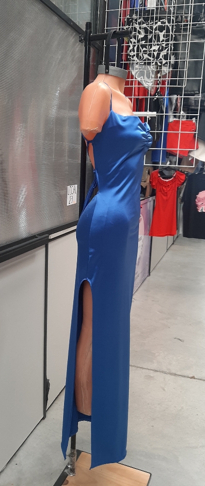 Vestido Largo Saten Regulable con Elástico y Tajo en - Imagen 2