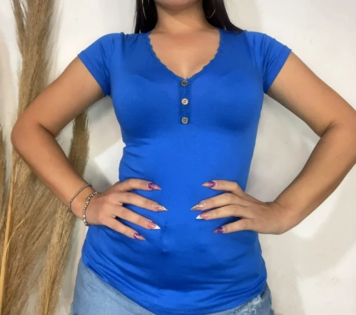 Remera de Puntilla con Botón