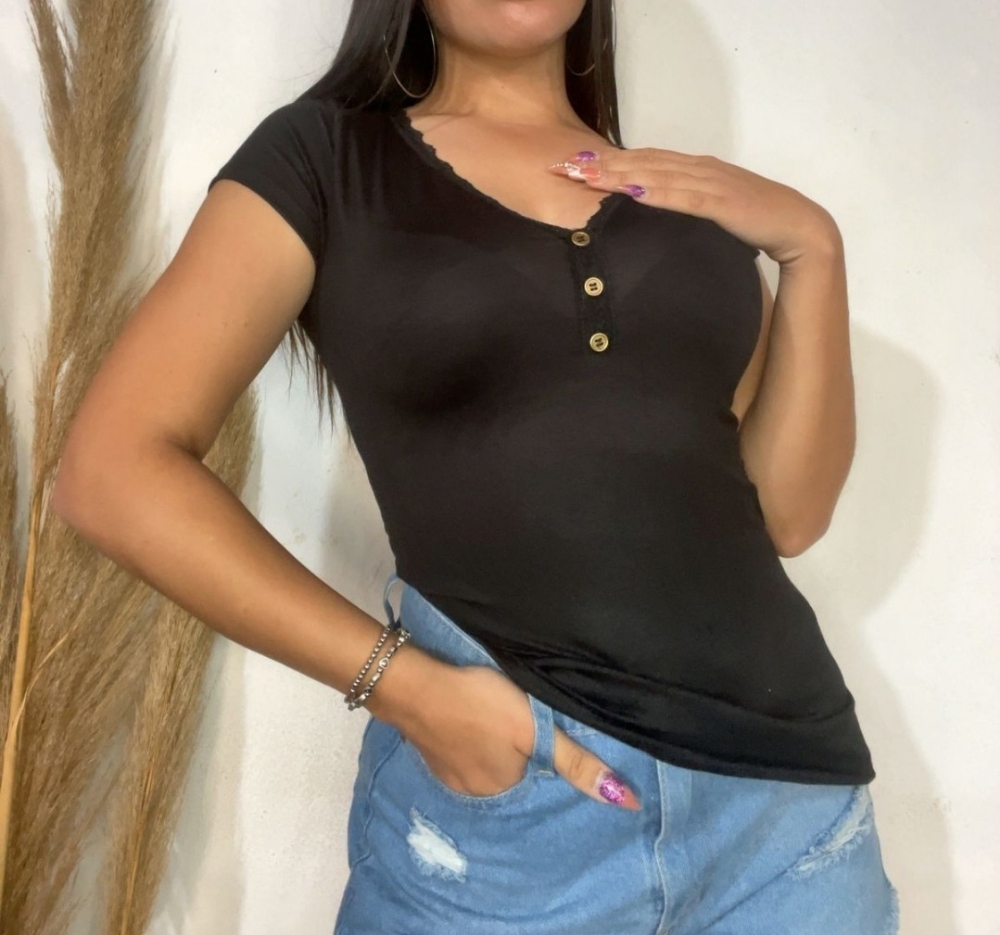 Remera de Puntilla con Botón - Imagen 2