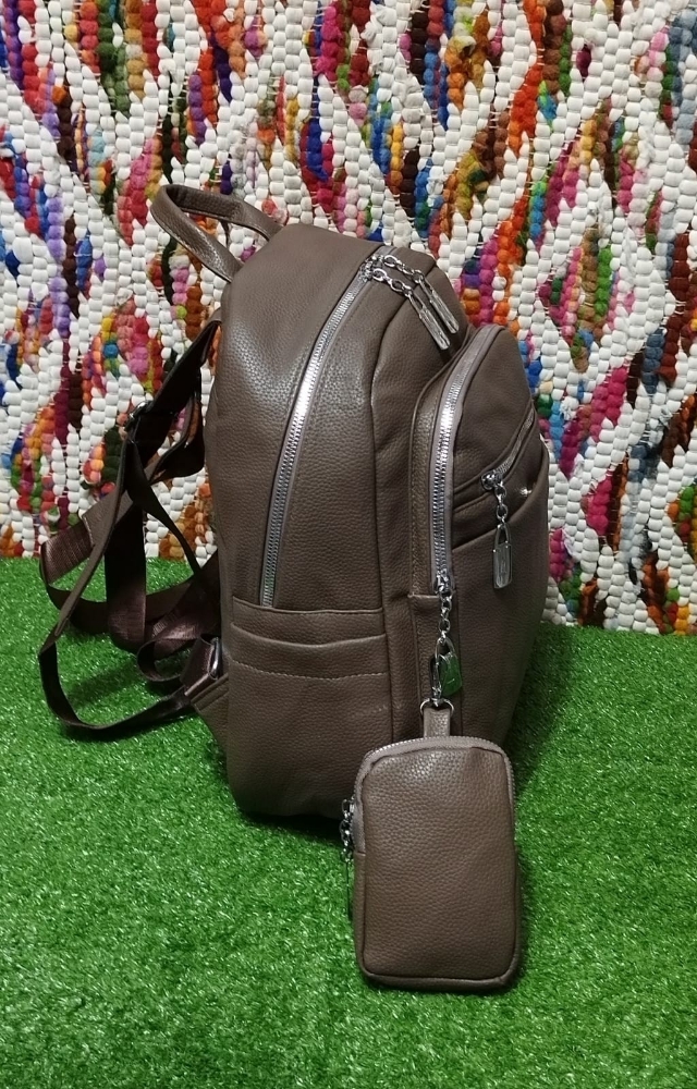 Mochila Cuero Pu Entra una Carpeta A4
excelente Calidad. - Imagen 2